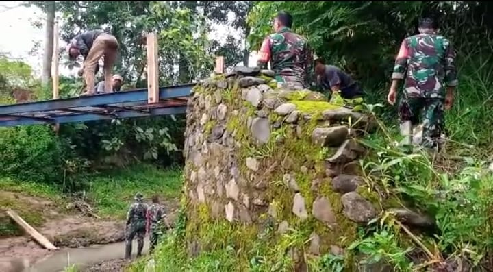 Salut…… Prajurit TNI Bantu Bangun Jembatan Penghubung Dua Desa