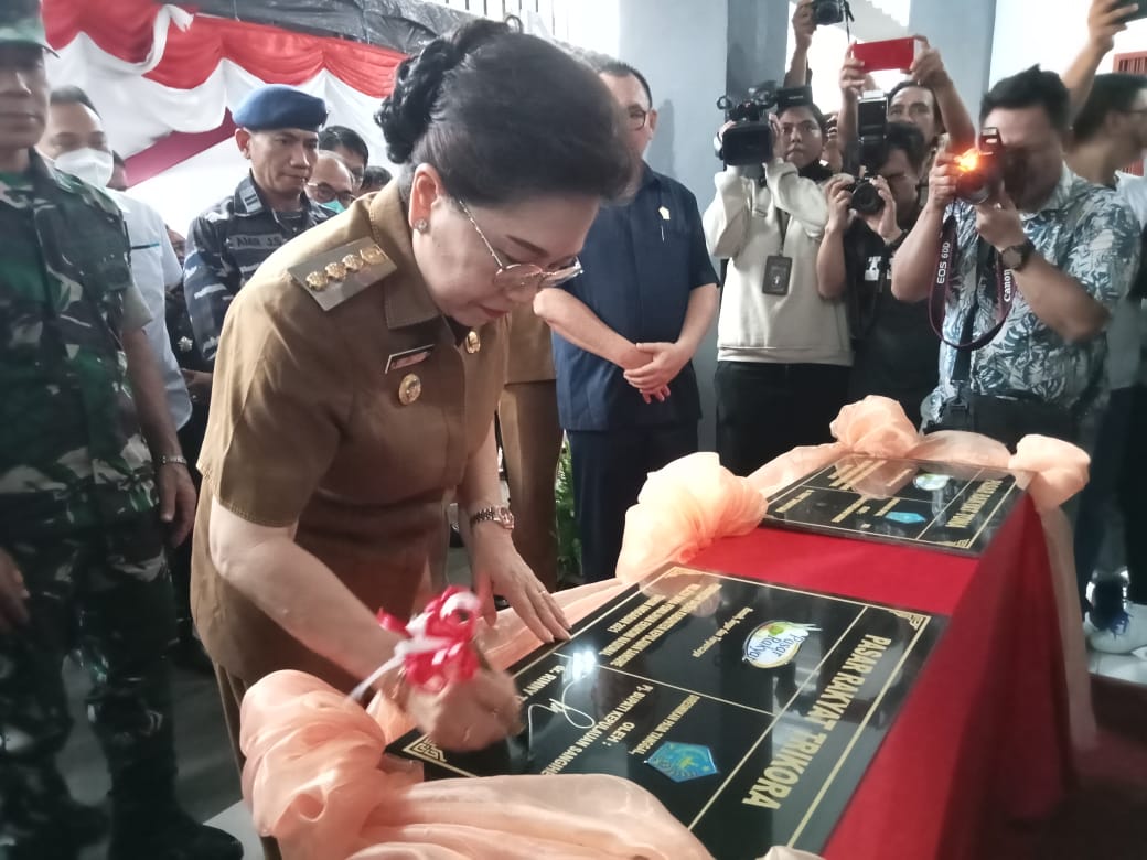 Rersmikan Pasar ‘Trikora’, Bupati Tamuntuan Himbau Supaya Dikelola  dengan Baik