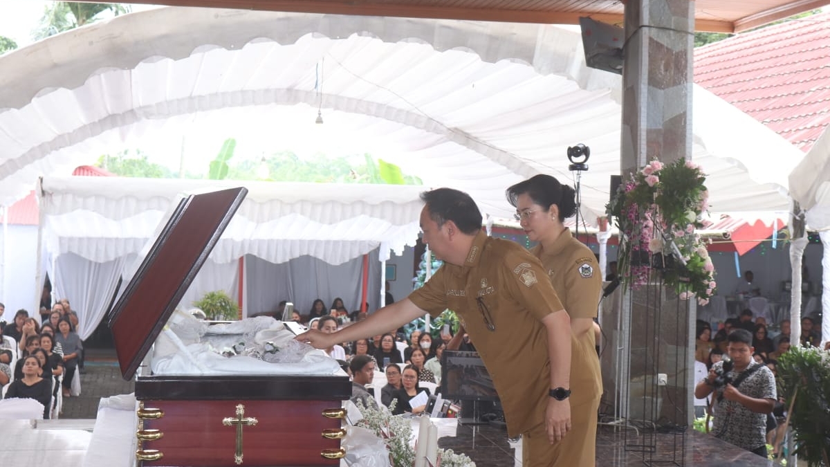 Walikota Caroll Hadiri Pemakaman Alm Ivan Egam, Suami Dari Syerly Tamuntuan