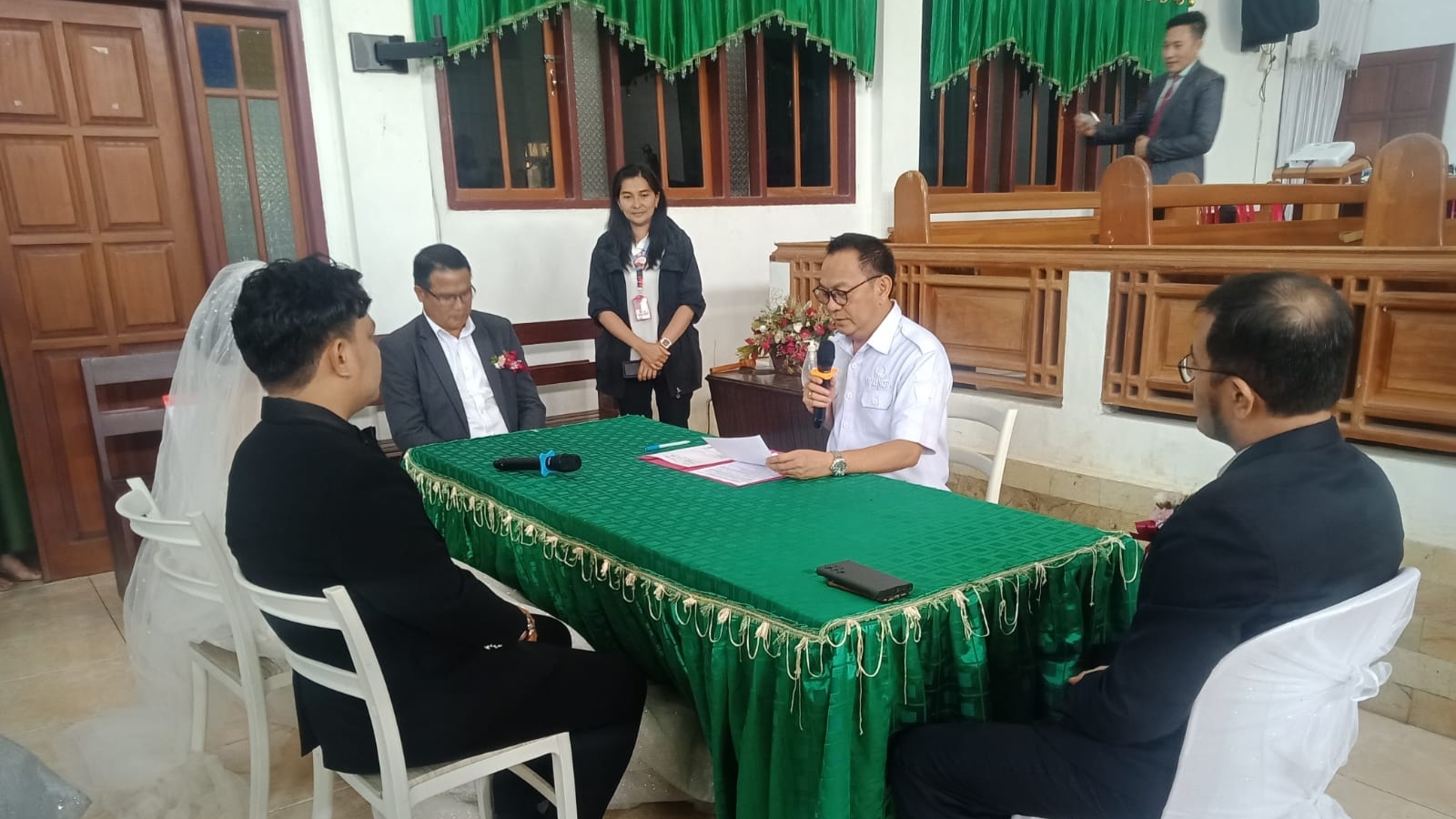 Walikota Caroll Catat Pernikahan Christofle dan Marseli di GMIM Nimahesaan Pinaras