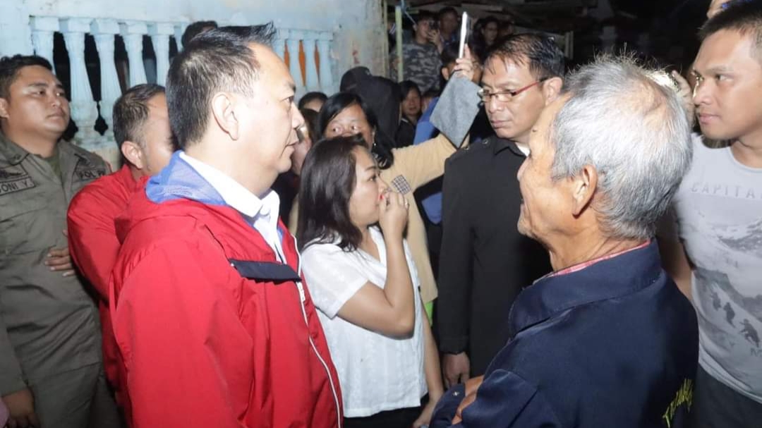 Walikota Caroll Turun Lapangan Pantau Pemadaman Kebakaran Rumah di Uluindano