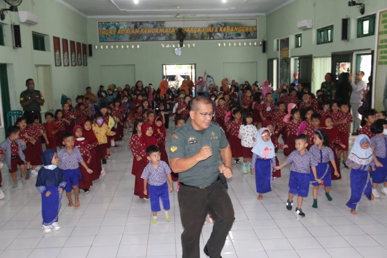 Senangnya Anak-Anak TK Senam SKJ Bareng TNI