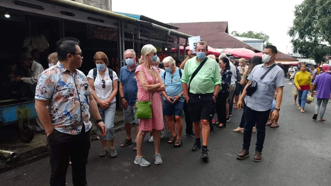 Ratusan Wisatawan Mancanegara dari Kapal Pesiar MV Arcadia, Kunjungi Pasar Beriman Tomohon