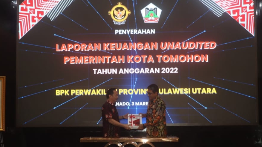 Walikota Caroll Serahkan LKPD Tahun 2022 Pemkot Tomohon Pada BPK RI Perwakilan Sulut