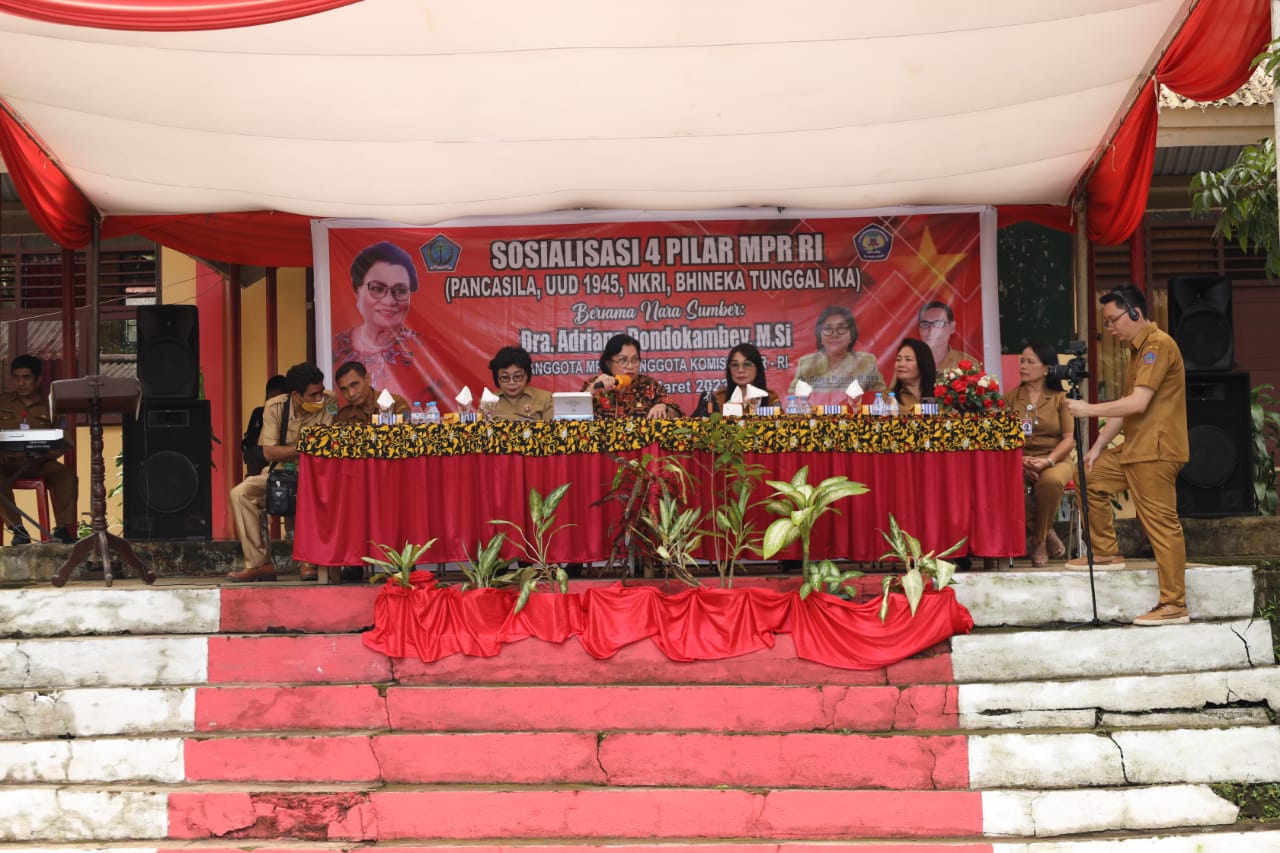 Anggota Komisi 10 DPR-RI Adriana Dondokambey Gelar Sosialisasi 4 Pilar MPR di SMK N 5 Manado