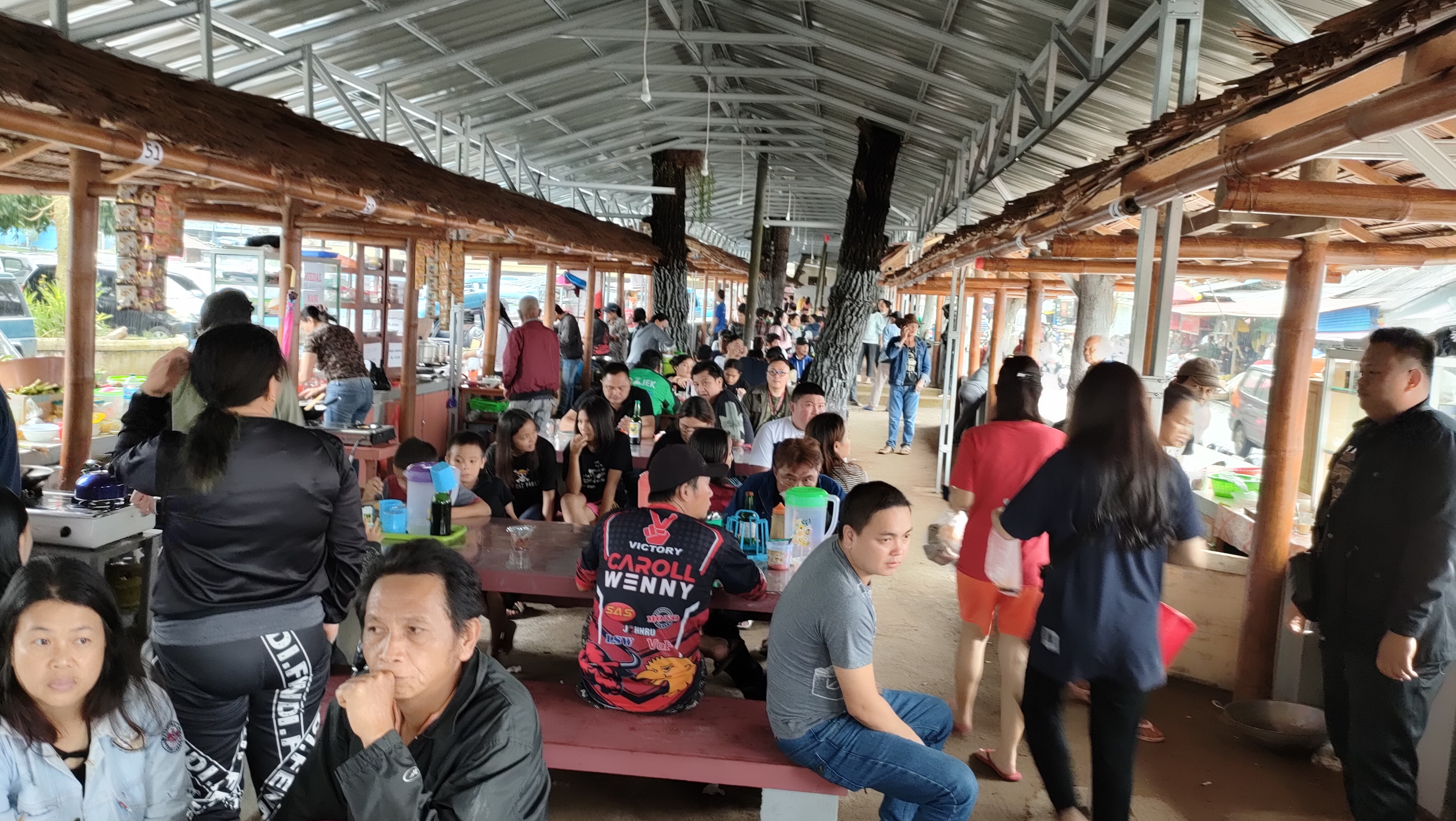 Belanja Jelang Paskah, Pasar Kuliner Beriman Tomohon Ramai Laris Manis