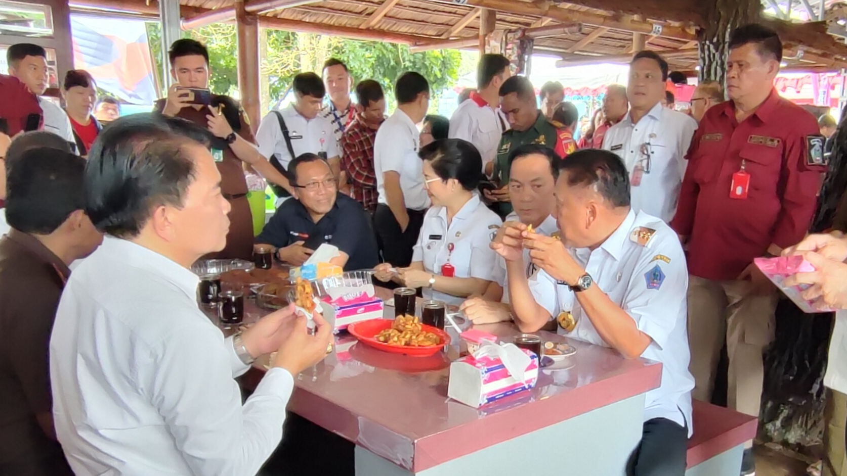 Usai Peresmian, Walikota Caroll Dampingi Gubernur Olly Menikmati Sajian UMKM di Pasar Kuliner CSWL