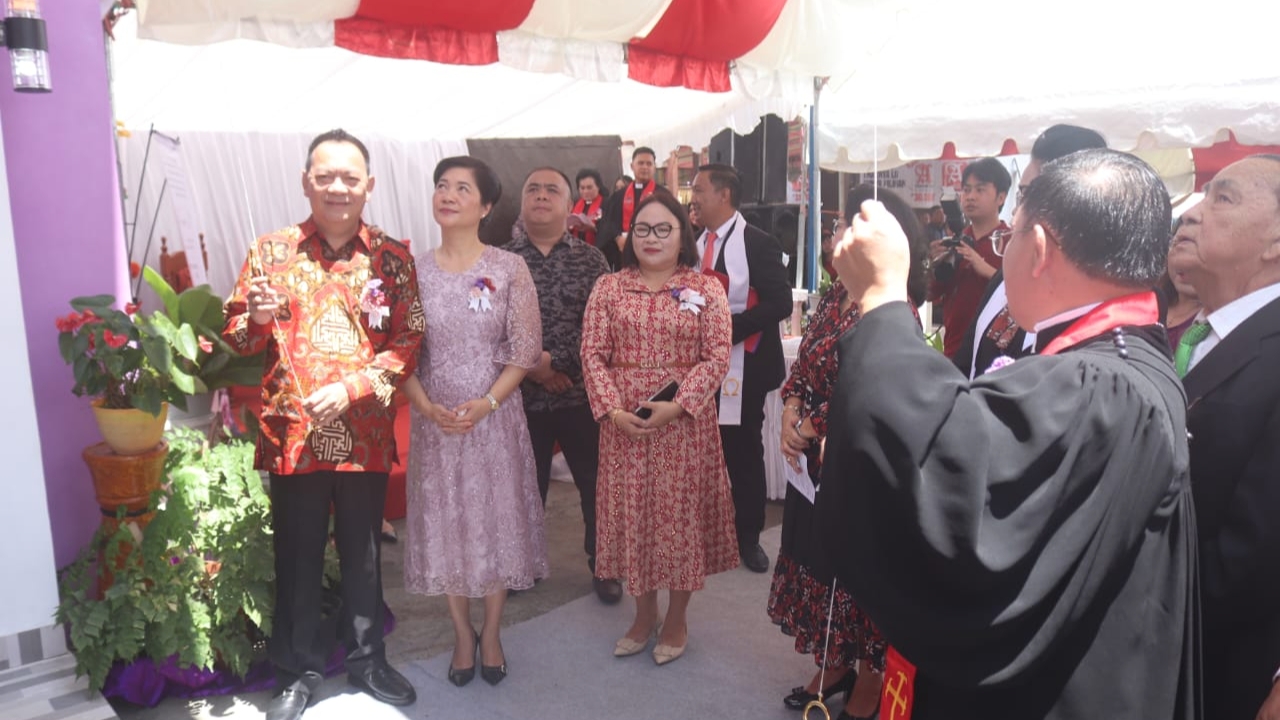 Caroll-Jeand’arc Syukuri Pentahbisan Gedung Pastori GMIM Elim Pinaras Caroll-Jeand’arc Syukuri Pentahbisan Gedung Pastori GMIM Elim Pinaras