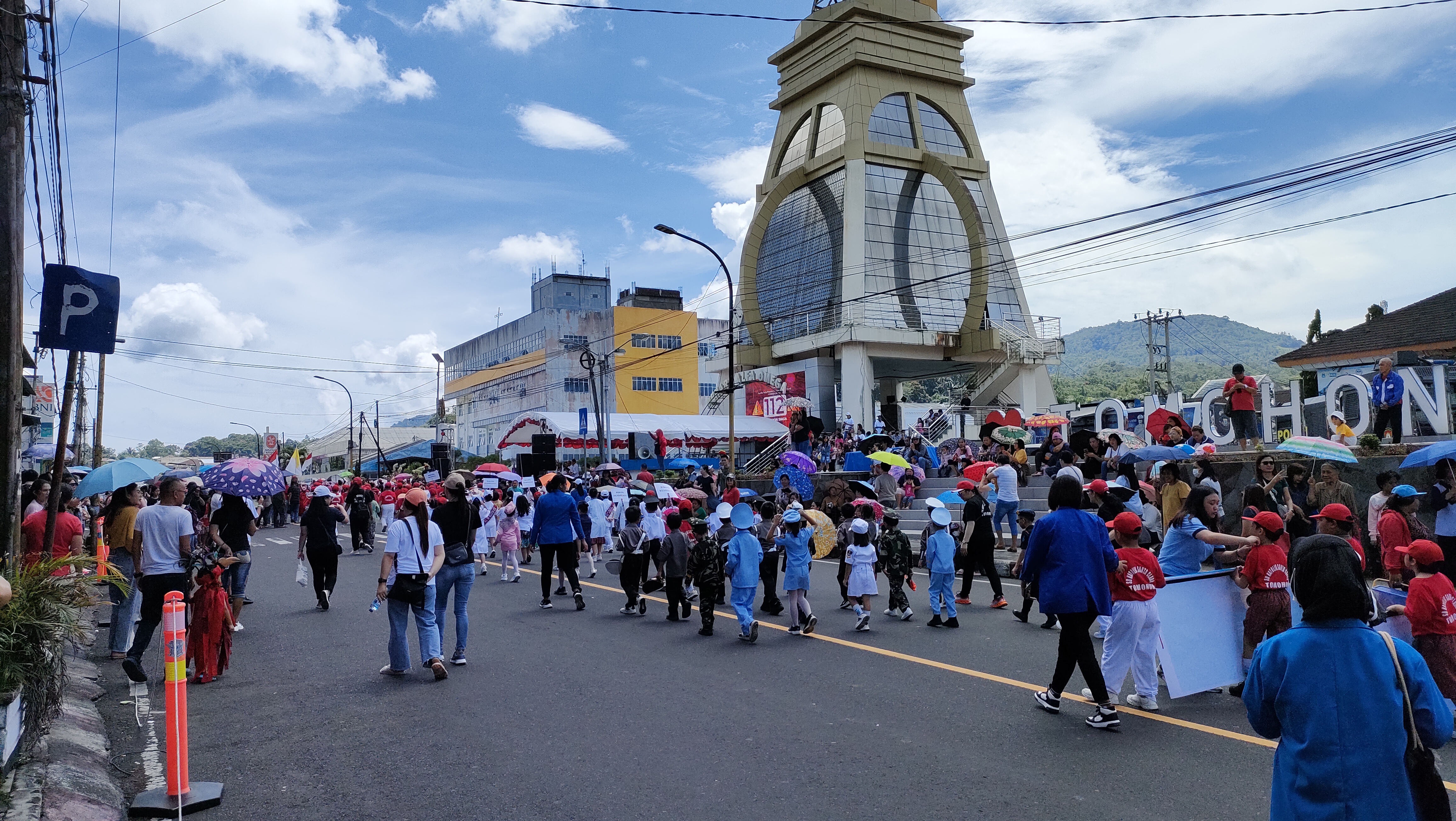 Pawai Bocah Tomohon Tampikan Potensi Sekolah, Disaksiakan Ribuan Warga