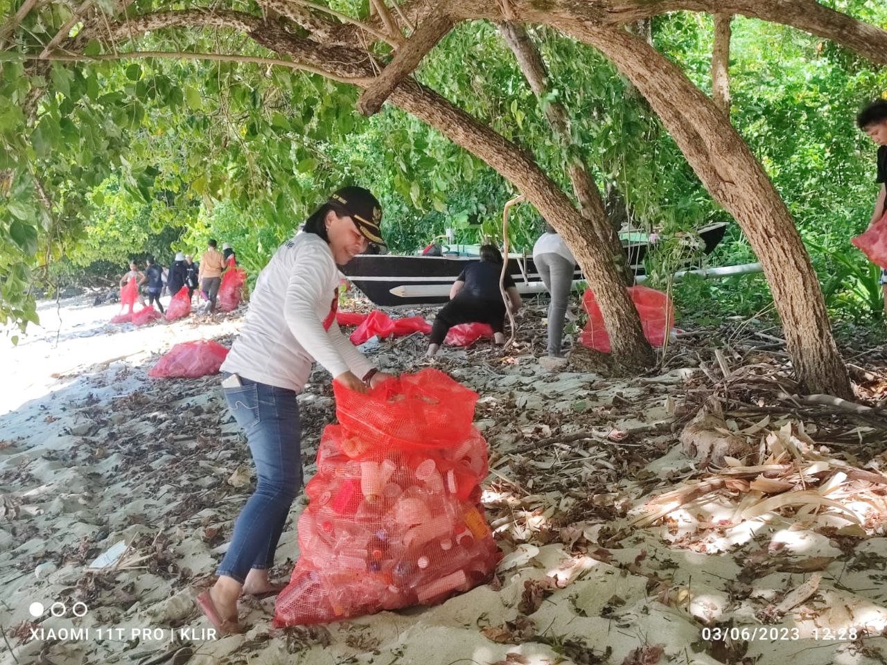 Seasoldier Sulut Donasi Sampah ke Bank Sampah Induk Likupang