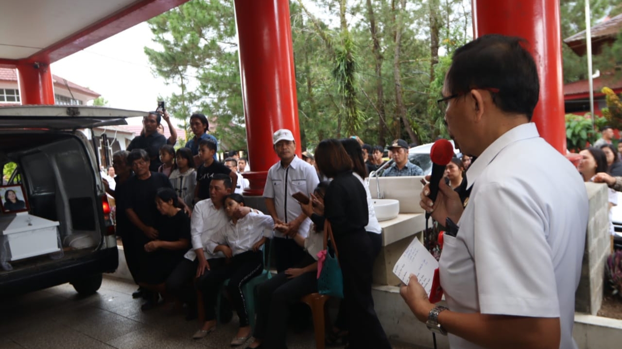 Mandagi Pimpin Persemayaman Staff Setdakot Tomohon, Sebelum Dimakamkan Mandagi Pimpin Persemayaman Staff Setdakot Tomohon, Sebelum Dimakamkan