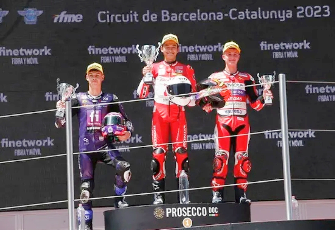 Fadillah Arbi Kibarkan Merah Putih dari Podium Tertinggi FIM JuniorGP Barcelona