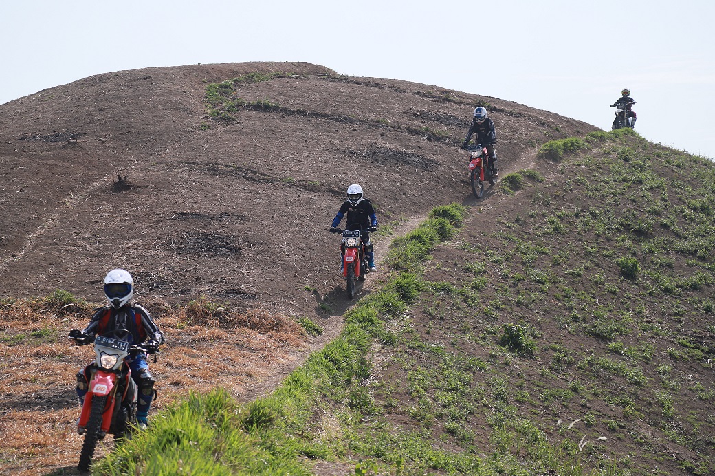 Hobi Terabas, Begini Teknik Aman dan Nyaman Naik Motor Trail