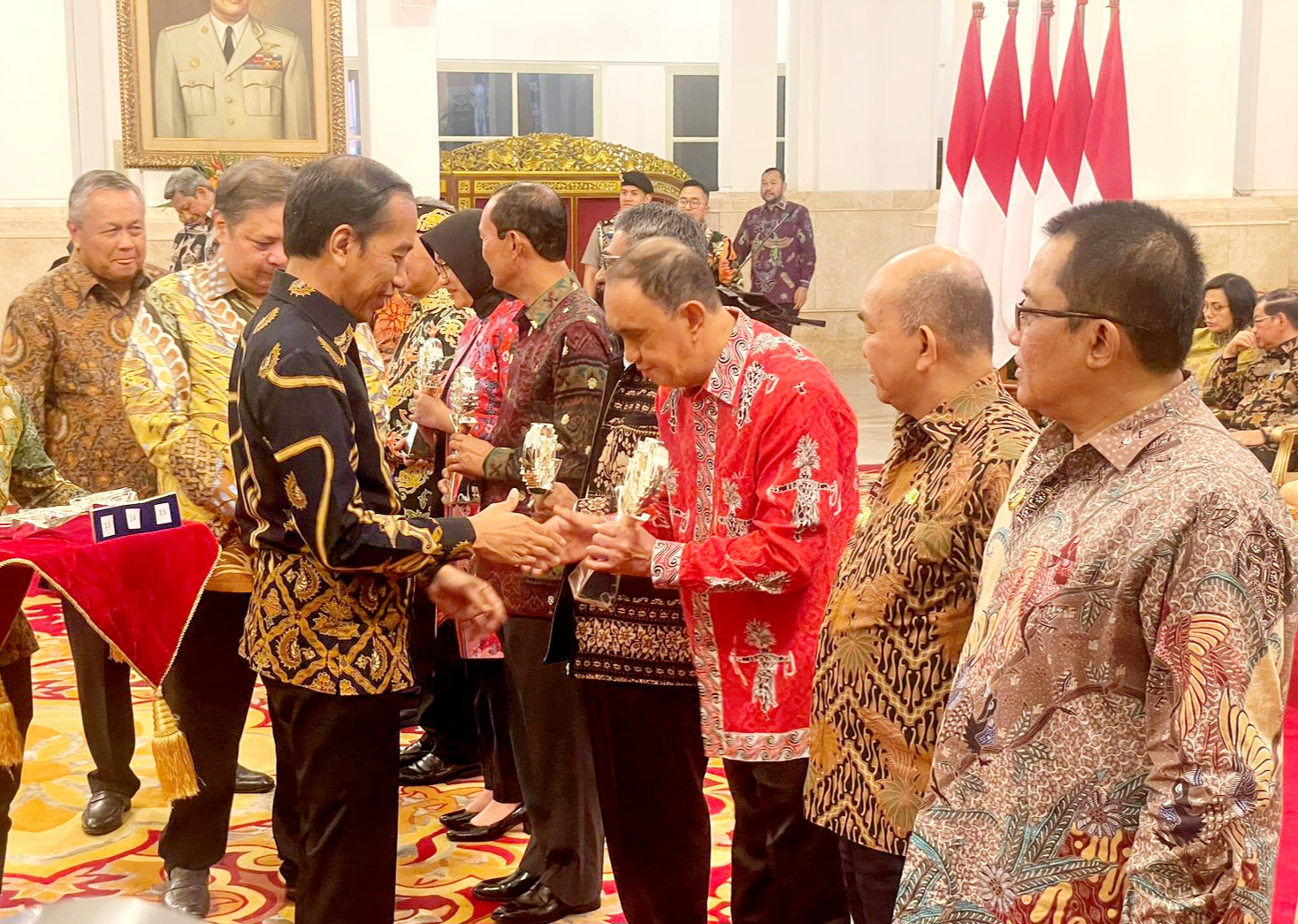 Sebagai TPID Terbaik Se-Sulawesi, Bupati ROR Menerima  Penghargaan dari Presiden Jokowi