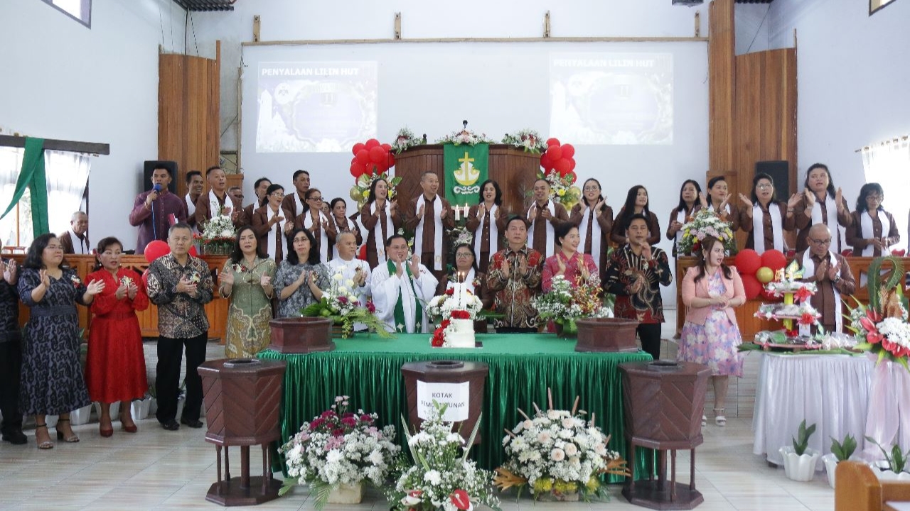 Walikota Caroll Ikut Bersyukur di Ultah ke-11 GMIM Markus Kinilow