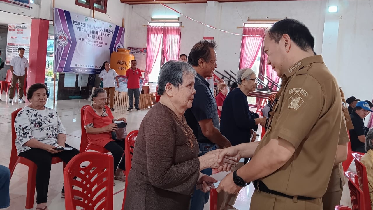 Walikota Caroll Kembali Salurkan Bansos Lansia Sejumlah Kelurahan