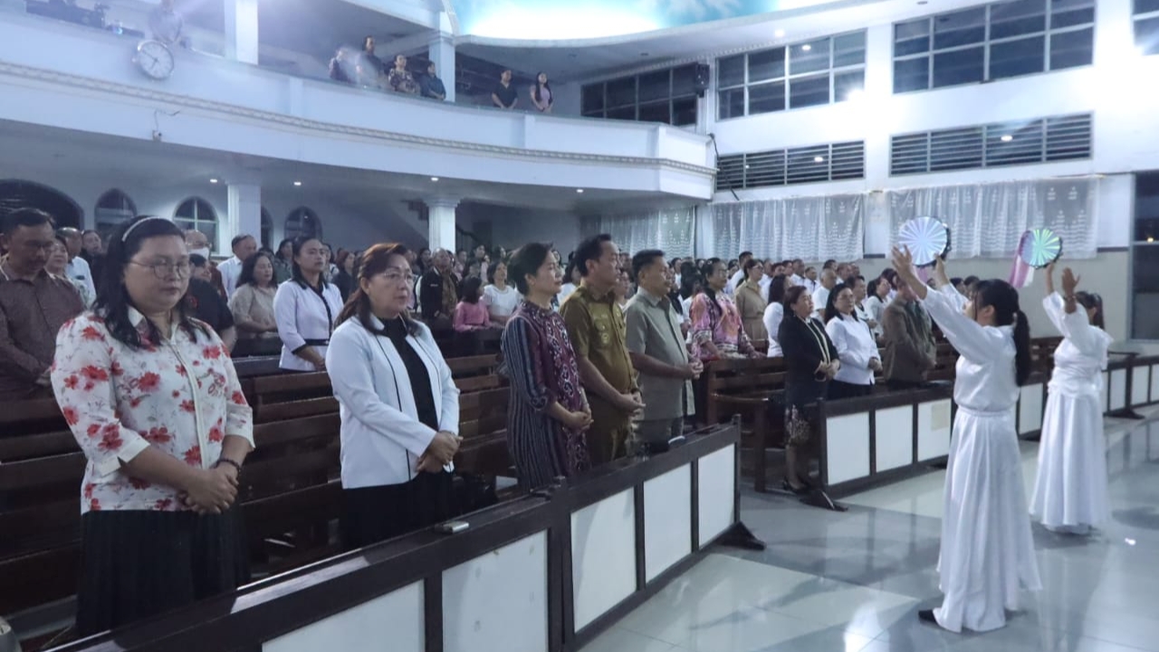 Walikota Caroll Bersama Pendeta dan Pelsus Rayon Tomohon Beribadah GMIM Bersinode
