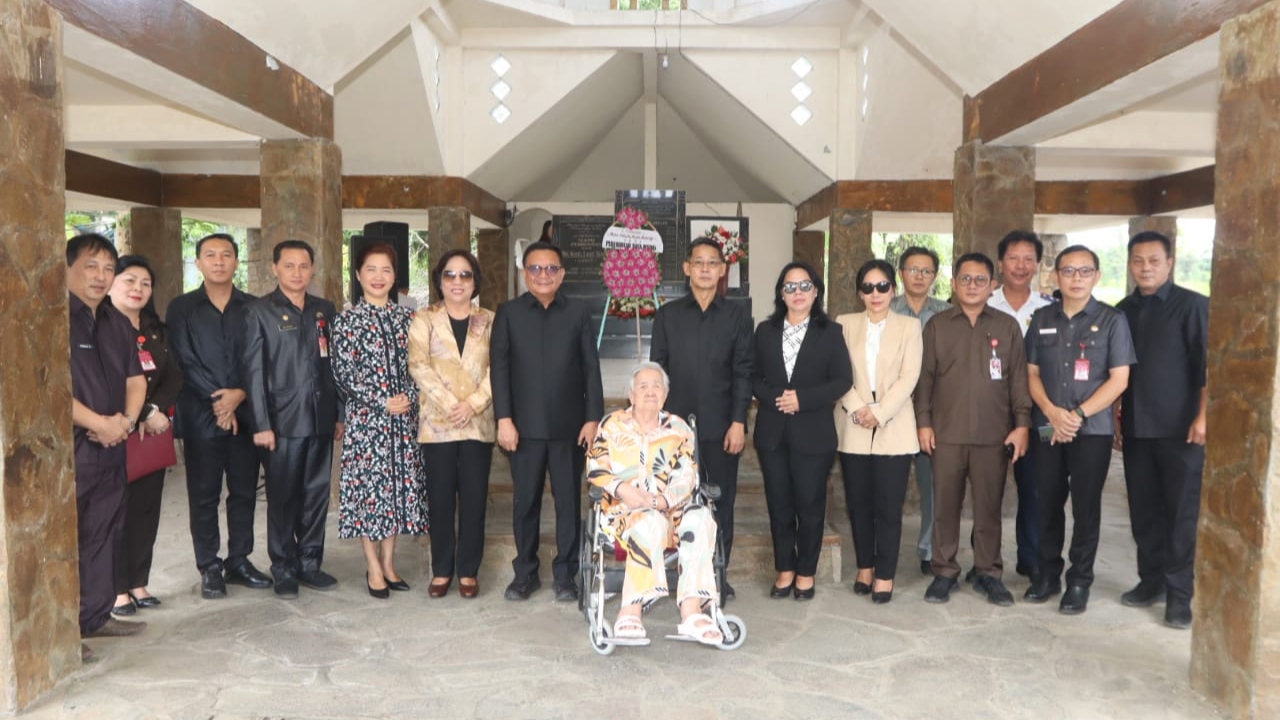 drg Jeand’arc Sambut Ziarah Pemkot Bitung di Makam Drs KL Senduk