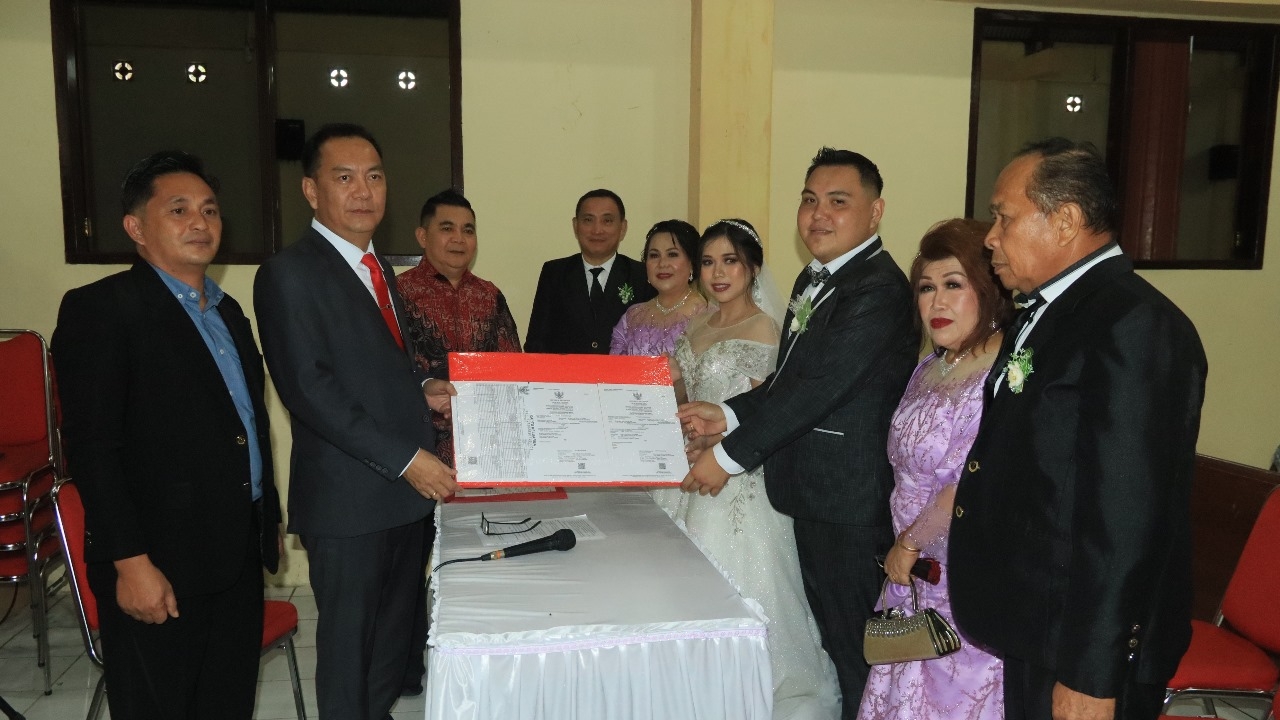 Walikota Caroll Saksi Pernikahan Christo dan Debora di GMIM Kakaskasen Pniel Walikota Caroll Saksi Pernikahan Christo dan Debora di GMIM Kakaskasen Pniel