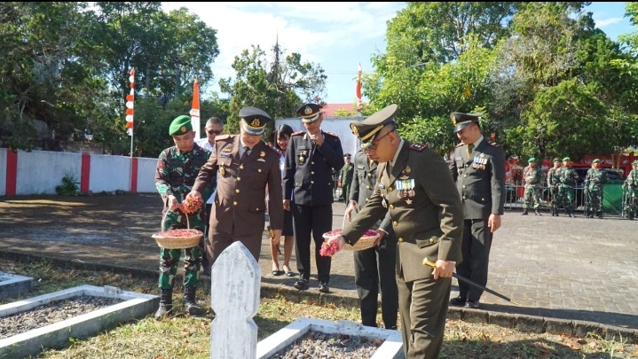 Peringati HUT TNI ke-78, Dandim Mutakbir Pimpin Ziarah di TMP Tondano