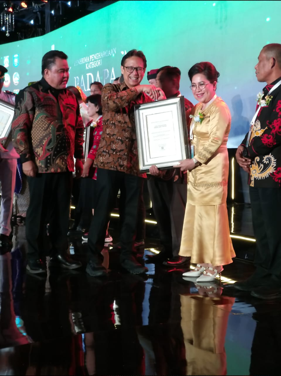 Berhasil laksanakan Program Kabupaten Sehat, Bupati Rinny Terima Penghargaan Swasti Saba Berhasil laksanakan Program Kabupaten Sehat, Bupati Rinny Terima Penghargaan Swasti Saba
