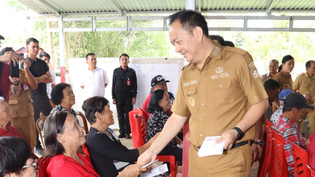 Walikota Caroll Serahkan Bansos Lansia di Tomohon Barat Walikota Caroll Serahkan Bansos Lansia di Tomohon Barat