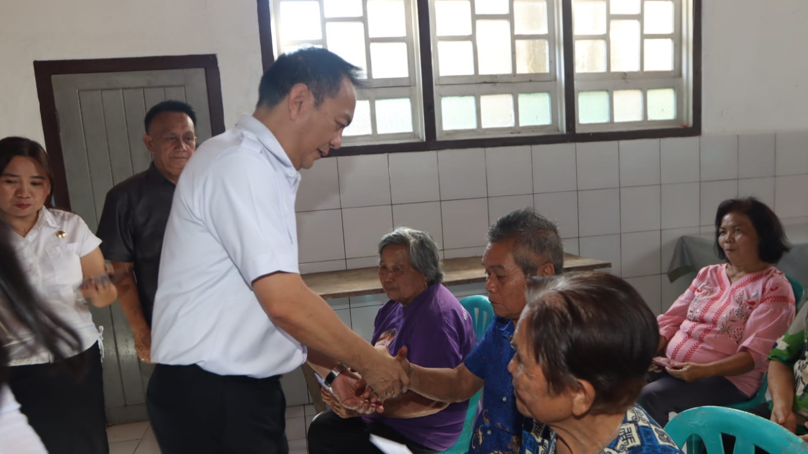 Walikota Caroll Harap Bansos Lansia Bermanfaat Walikota Caroll Harap Bansos Lansia Bermanfaat