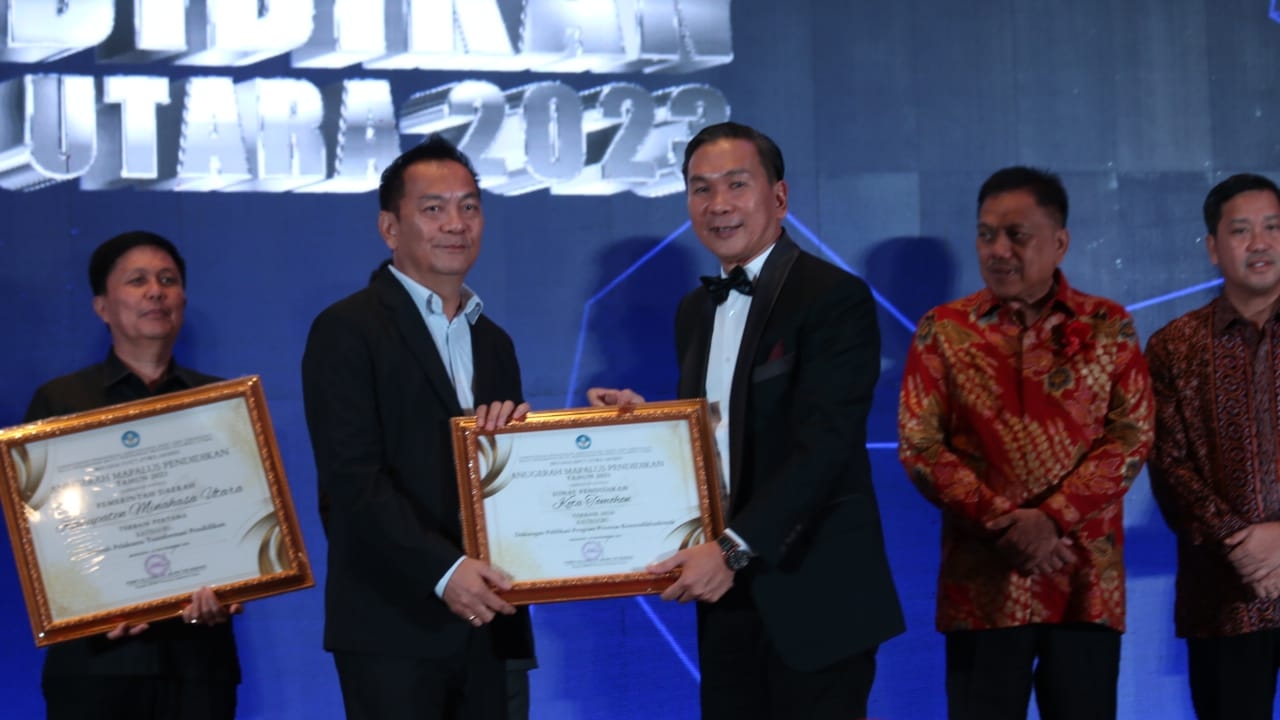 Walikota Caroll dan Bunda PAUD Tomohon, Raih Penghargaan Anugerah Mapalus Pendidikan Tahun 2023