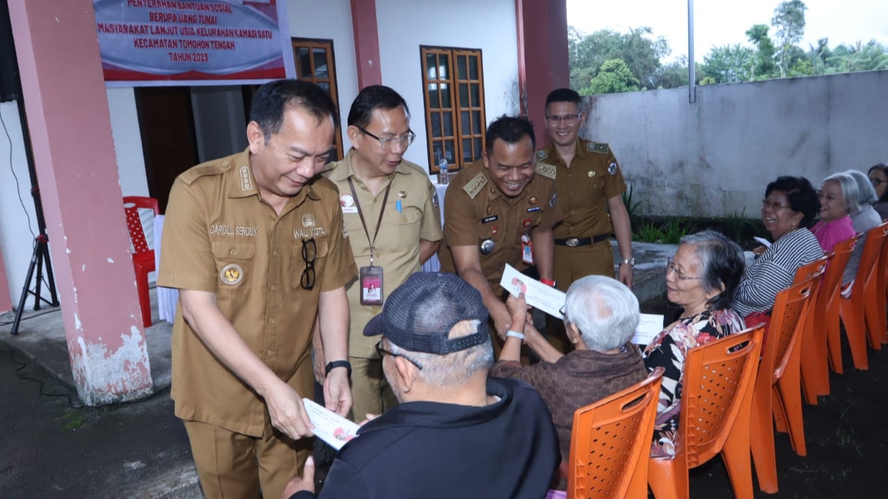 Walikota Caroll Kucurkan Langsung Bansos Lansia