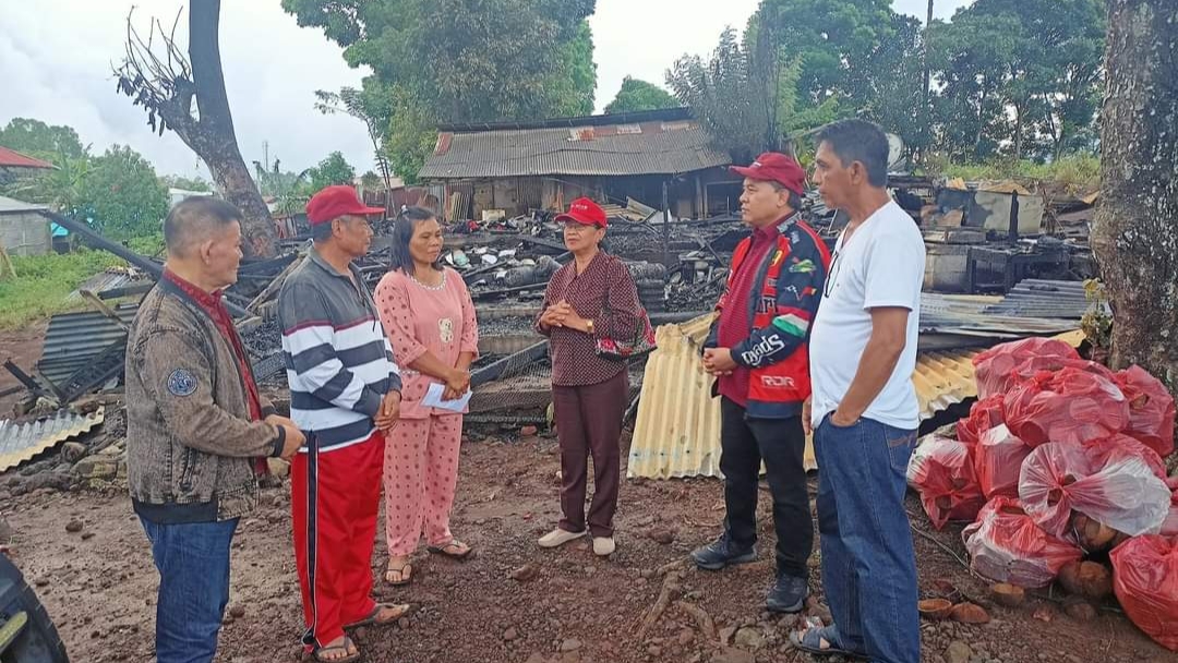 Keluarga Besar PDI Perjuangan Tomohon Bersimpati, Korban Kebakaran Terima Bantuan