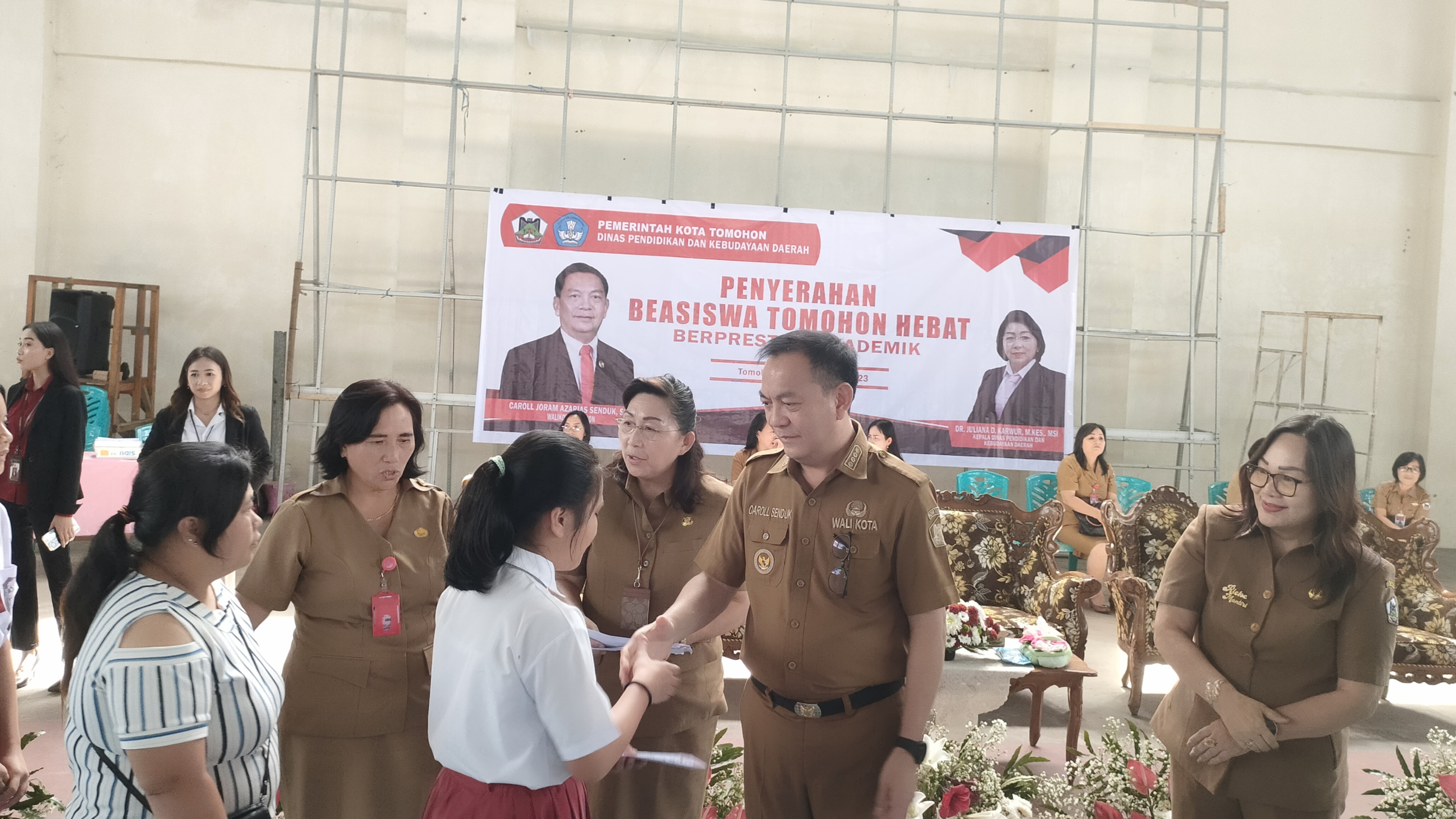 Walikota Caroll Bantu Ribuan Siswa Berprestasi dan Kurang Mampu di Kota Tomohon Walikota Caroll Bantu Ribuan Siswa Berprestasi dan Kurang Mampu di Kota Tomohon