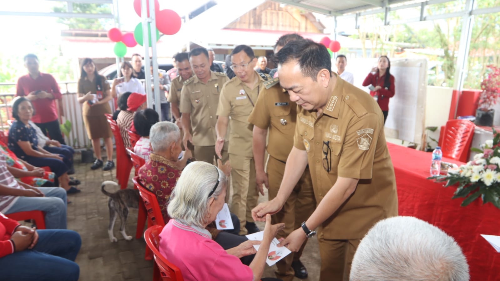 Walikota Caroll Bagikan Bansos Lansia November – Desember 2023 di Tomohon Barat