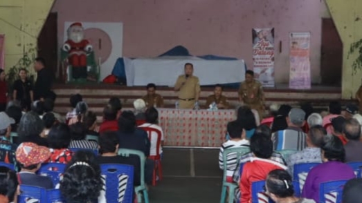 Walikota Caroll Distribusi Bansos Lansia Tomohon Utara