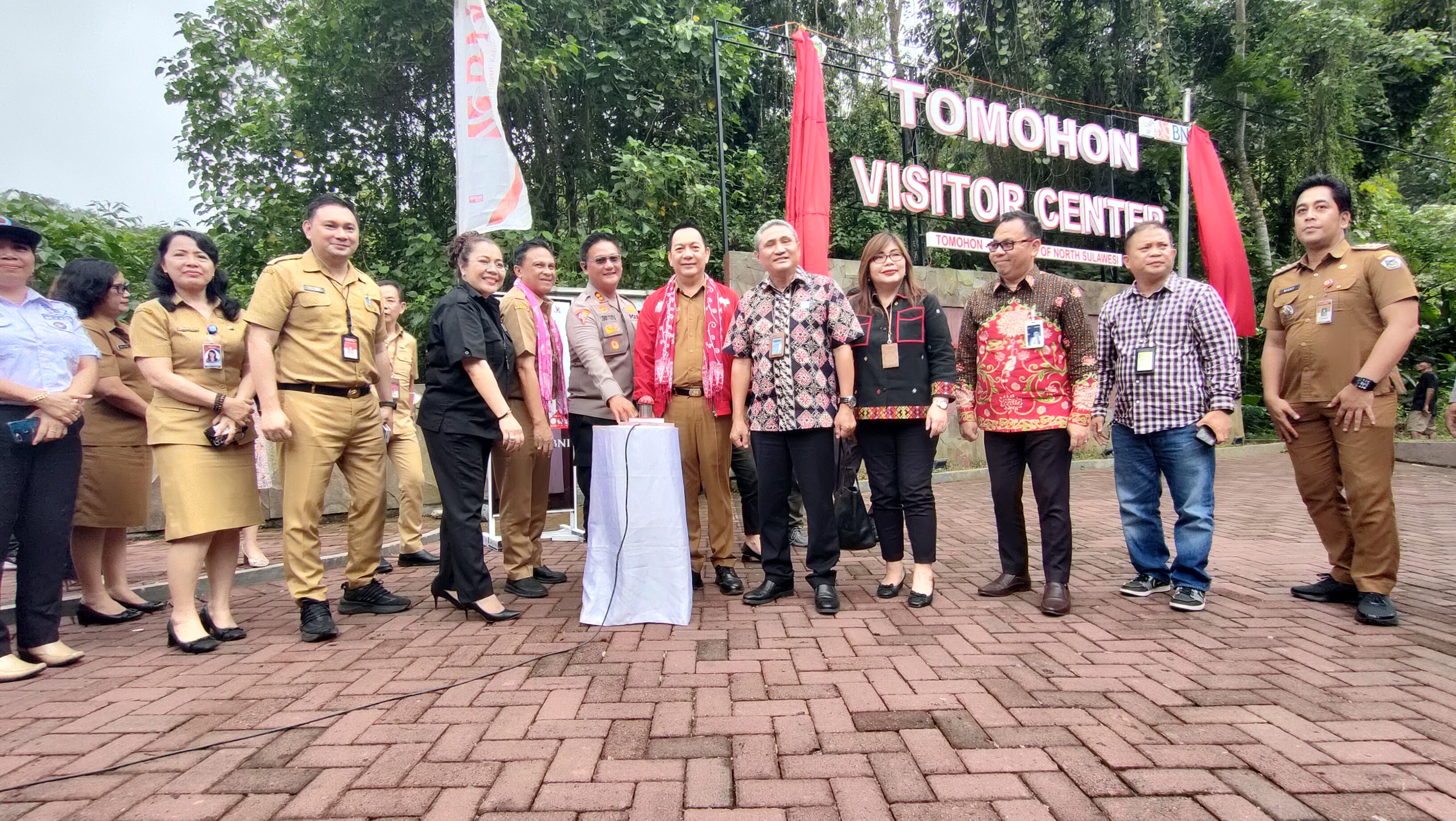 Dilaunching Walikota Caroll, Tomohon Visitor Centre Resmi Beroperasi di Wisata Air Terjun ‘Tekaan Telu’ Tinoor Dilaunching Walikota Caroll, Tomohon Visitor Centre Resmi Beroperasi di Wisata Air Terjun ‘Tekaan Telu’ Tinoor