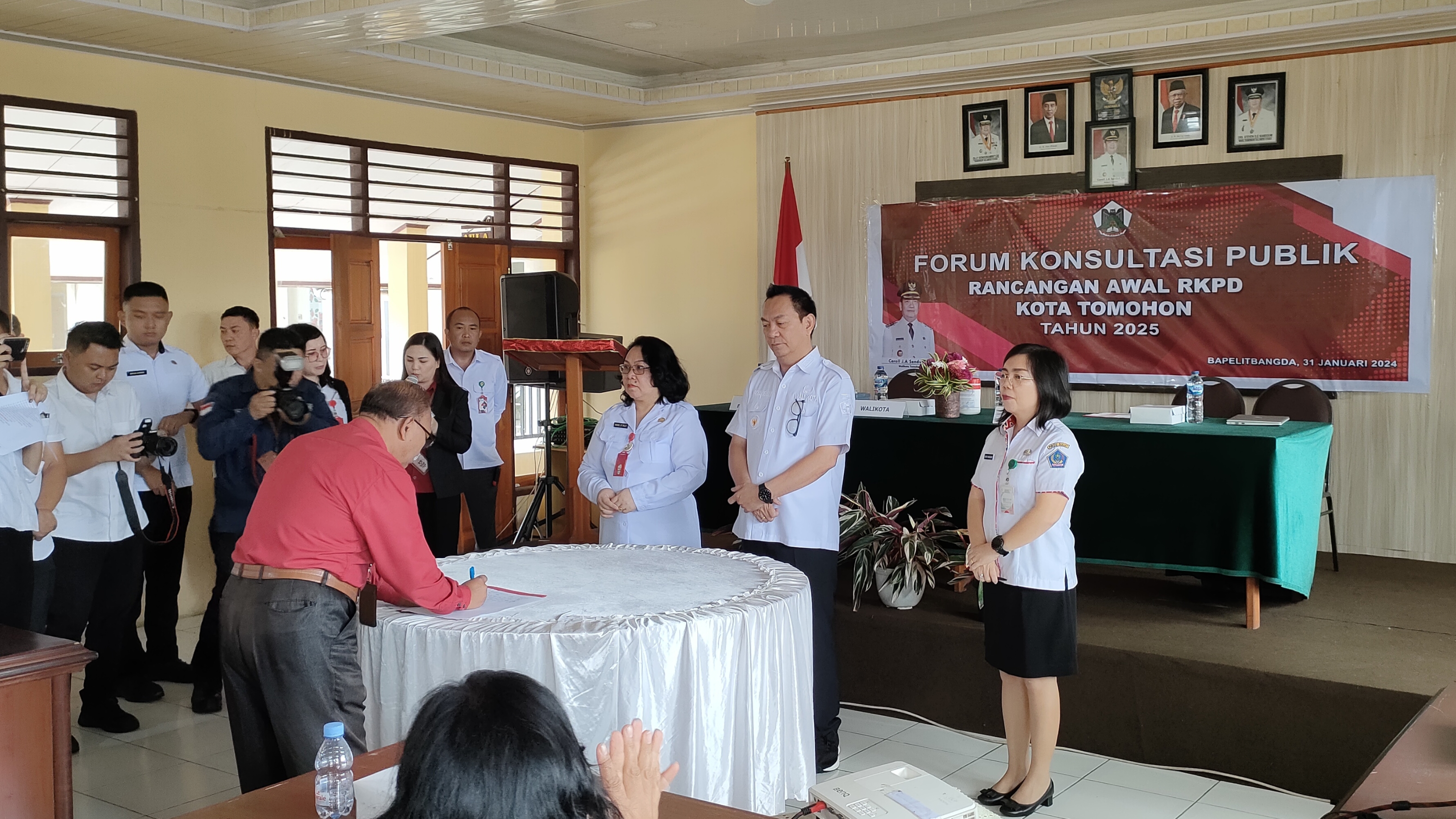 Walikota Caroll Ikuti Konsultasi Publik Ranwal RKPD Tahun 2025 Walikota Caroll Ikuti Konsultasi Publik Ranwal RKPD Tahun 2025