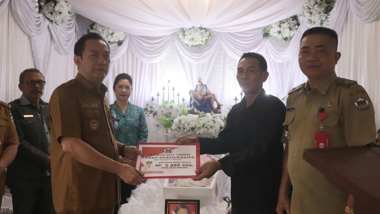 Walikota Caroll Melayat di Rumduk Keluarga Rumende – Wondal Walikota Caroll Melayat di Rumduk Keluarga Rumende – Wondal