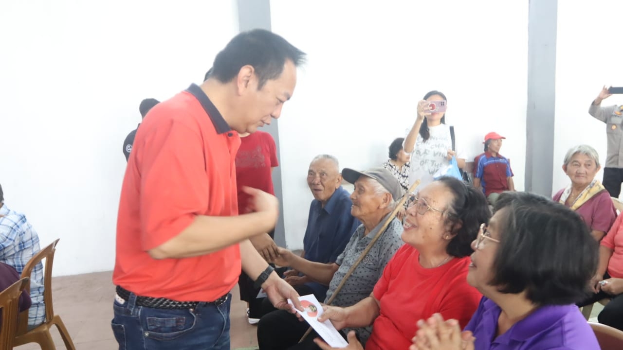 Walikota Caroll Serahkan Bansos Ratusan Lansia di Tomohon Utara