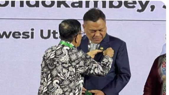 Walikota Caroll Bangga dan Sampaikan Selamat, Gubernur Olly Terima Pena Emas PWI Walikota Caroll Bangga dan Sampaikan Selamat, Gubernur Olly Terima Pena Emas PWI