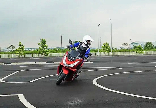 Teknik Menikung yang Tepat Versi Honda Teknik Menikung yang Tepat Versi Honda
