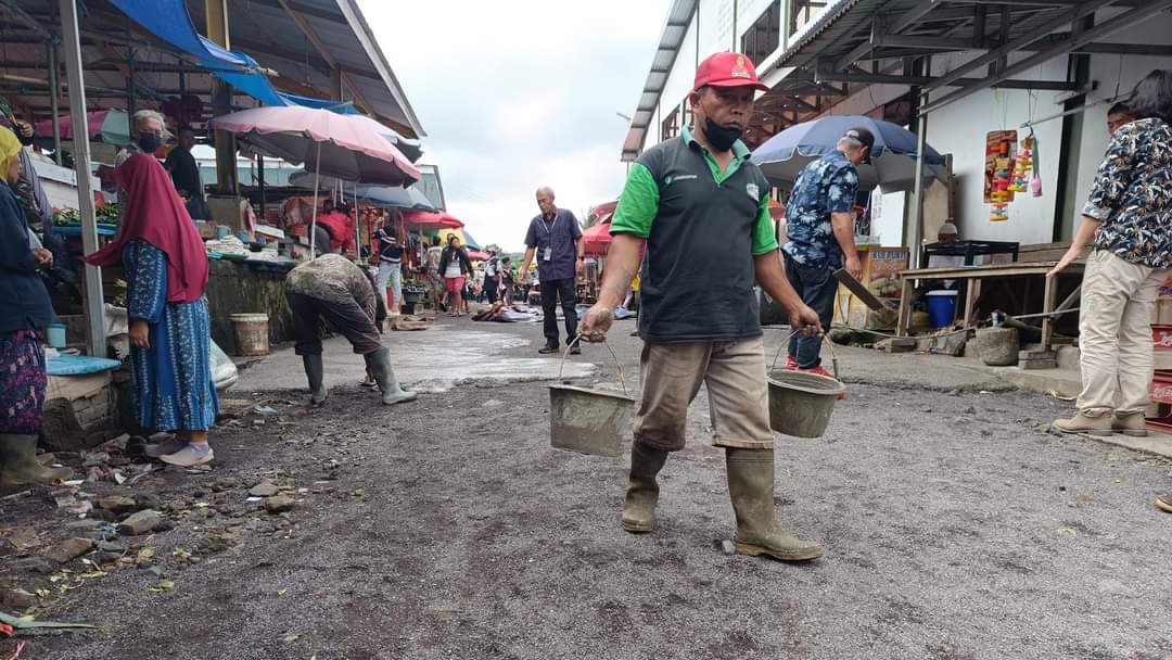 Wujudkan Kenyamanan, PD Pasar Tomohon Perbaiki Fasilitas Jalan