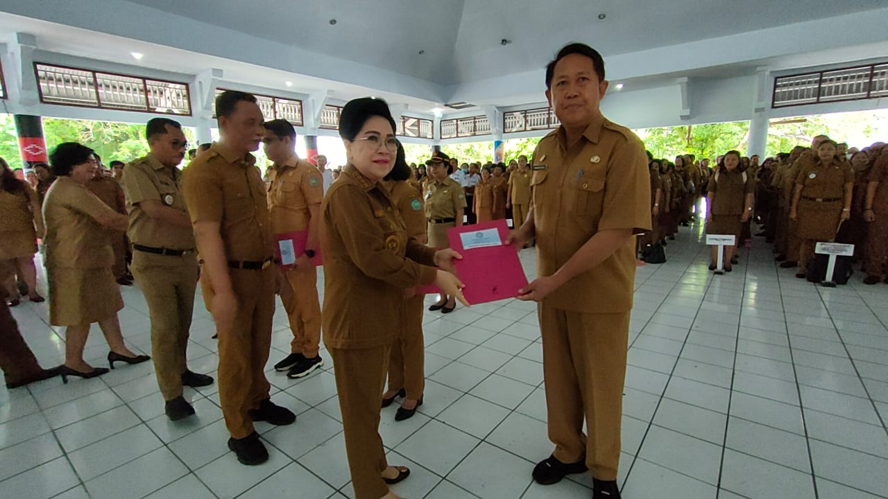 Apel perdana bulan Maret Bupati Rinny serahkan SK Kenpa ke tiga Pejabat Eselon Il Apel perdana bulan Maret Bupati Rinny serahkan SK Kenpa ke tiga Pejabat Eselon Il