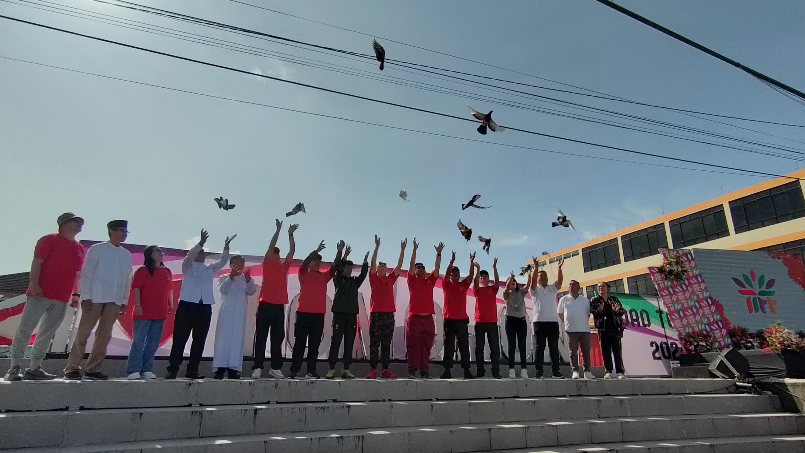 Walikota Caroll me-Launching TIFF ke-12 Tahun 2024, Ditandai Melepas 12 Burung Merpati Walikota Caroll me-Launching TIFF ke-12 Tahun 2024, Ditandai Melepas 12 Burung Merpati