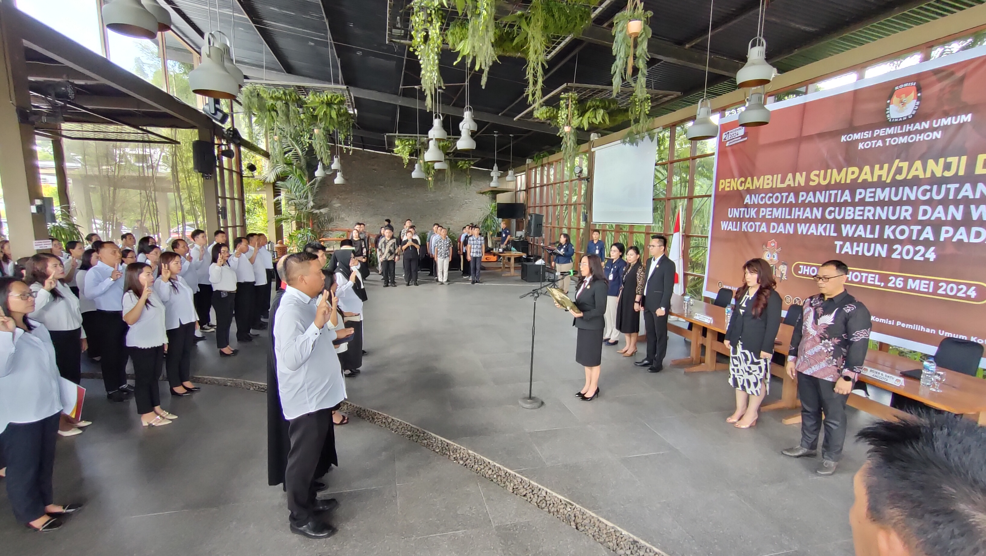 KPU Kota Tomohon Resmi Lantik dan Ambil Sumpah/Janji Anggota PPS Hadapi Pilkada Tahun 2024