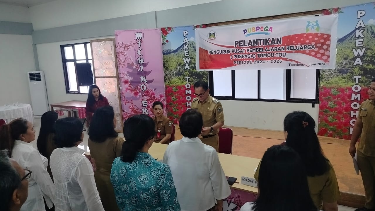 Didampingi drg Jeand’arc, Walikota Caroll Lantik Pengurus Puspaga Kota Tomohon 2024-2026