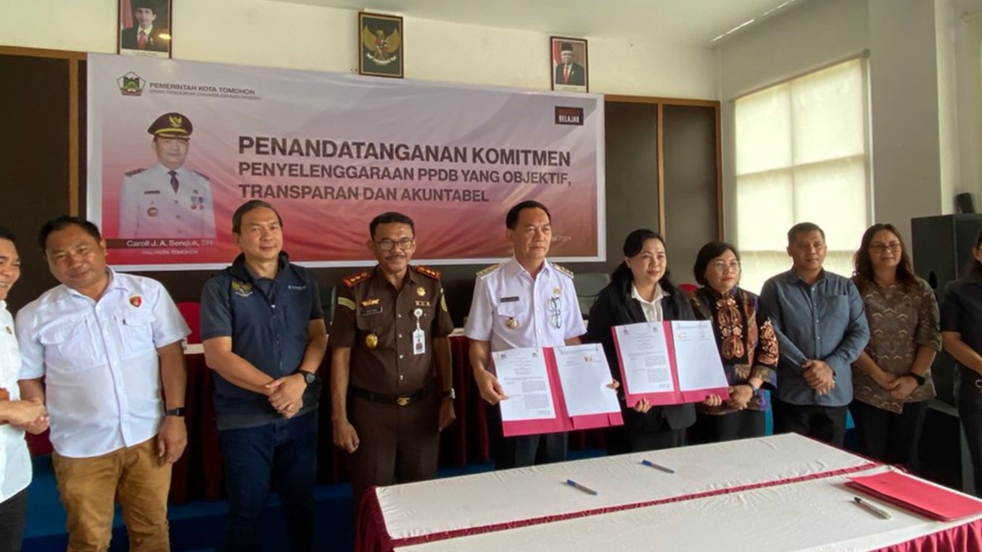Komitmen Bangun SDM, Walikota Caroll Tandatangan MoU Bersama IAKN Manado