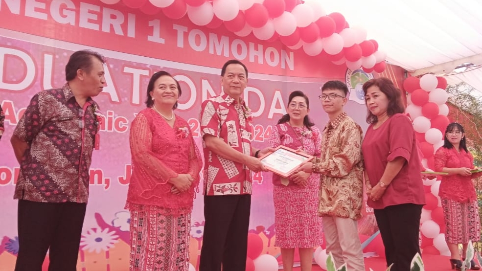 Walikota Caroll Safari Penamatan Pada Tiga SMP Negeri di Kota Tomohon