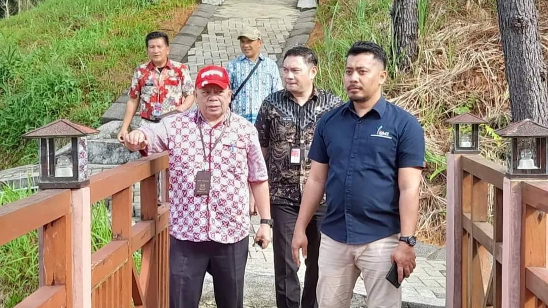 Mogi dan Siwu Dampingi Tim Promosi PT SMI Jakarta Saat Kunjungi Objek Wisata Pinus Lahendong Mogi dan Siwu Dampingi Tim Promosi PT SMI Jakarta Saat Kunjungi Objek Wisata Pinus Lahendong