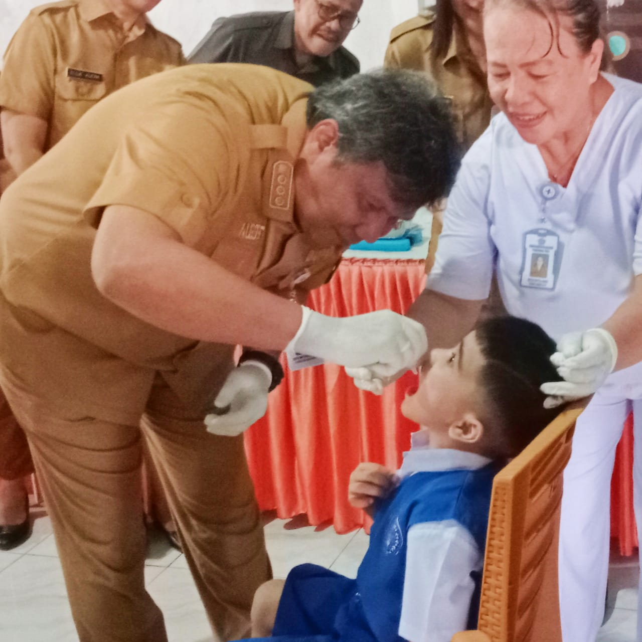 Bertepatan dengan Hari Anak Nasional Bupati Wounde laksanakan vaksin Polio Bertepatan dengan Hari Anak Nasional Bupati Wounde laksanakan vaksin Polio