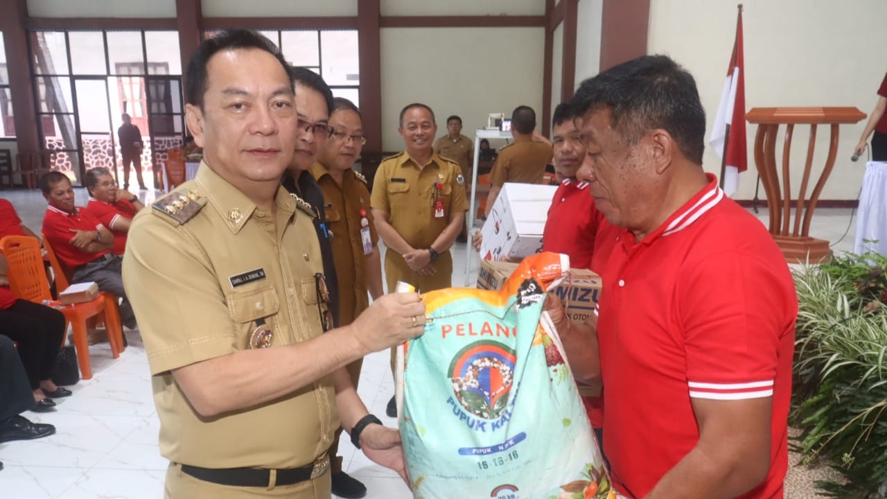 Walikota Caroll Serahkan Bantuan, Petani Tomohon Berbangga