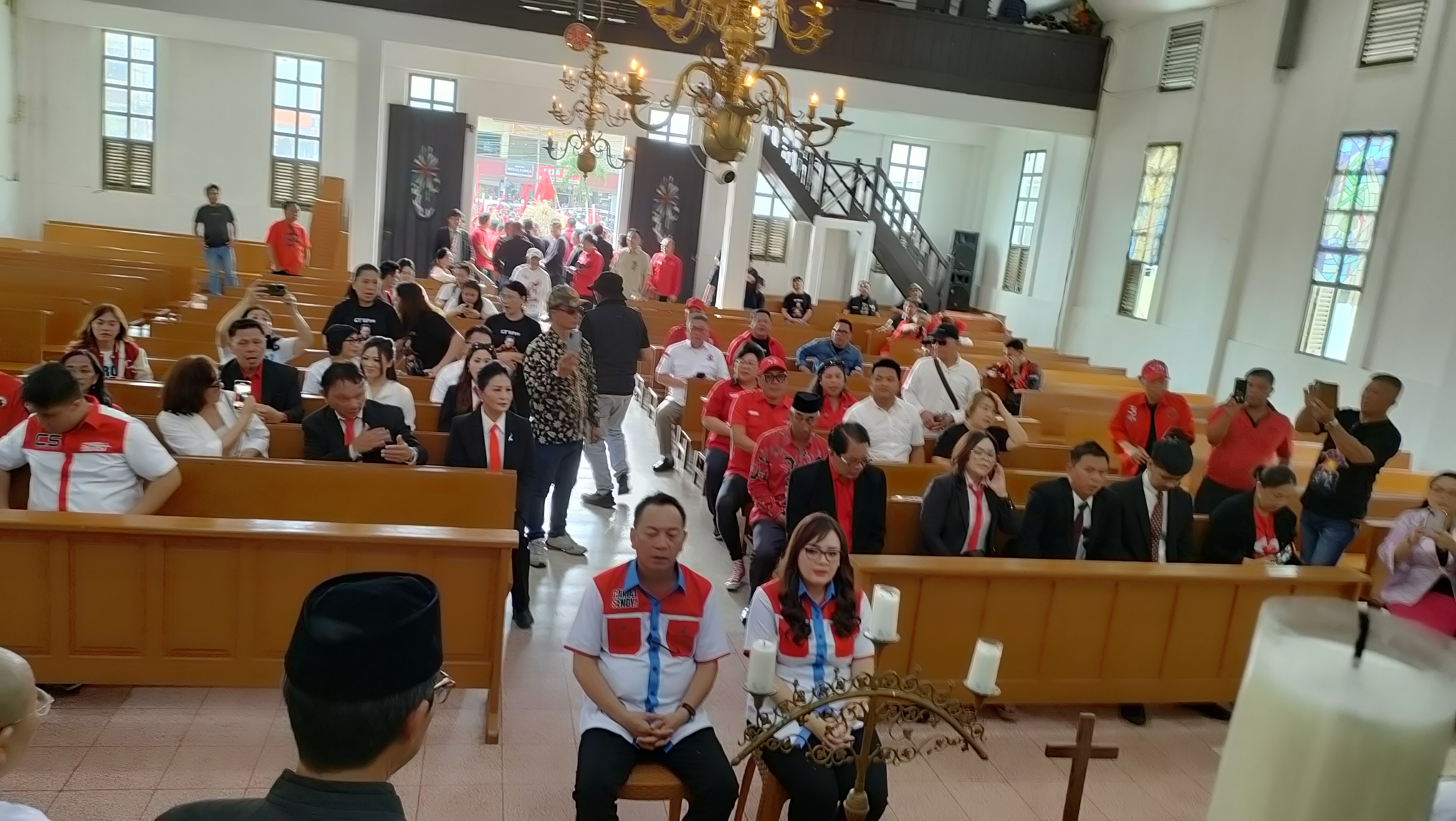 Caroll-Sendy Terima Doa Pengutusan di Gereja Tua SION Jelang Pendaftaran di KPU Tomohon